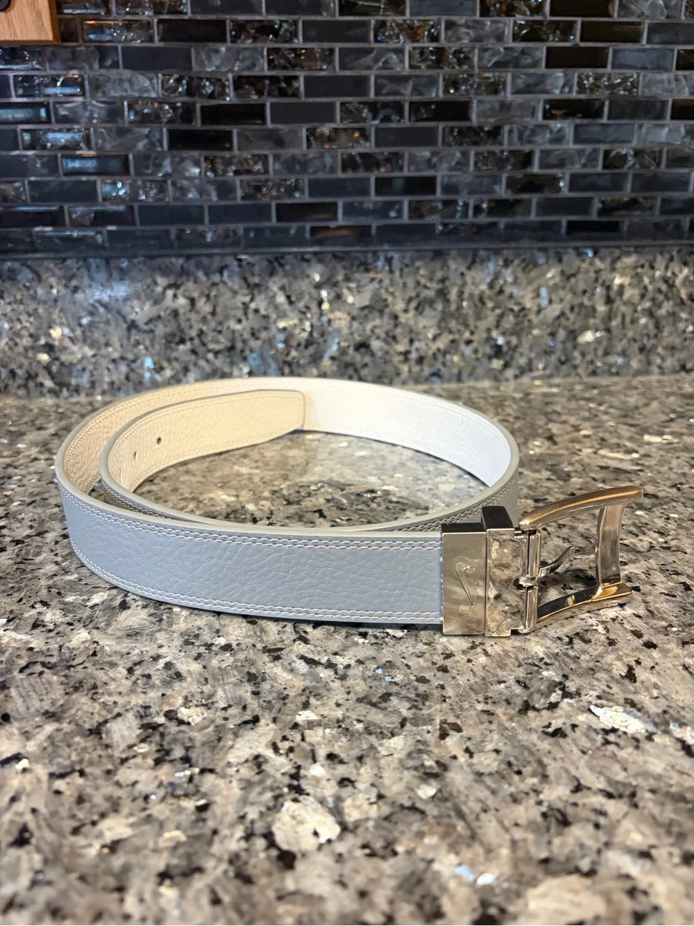Nike Men's Reversible Leather Belt White Gray Size 38 Solid Logo Buckle EUC Golf
